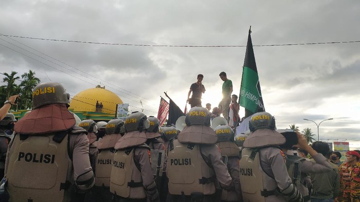 Polisi melakukan pengamanan di aksi unjuk rasa penolakan TKA China di Kendari.