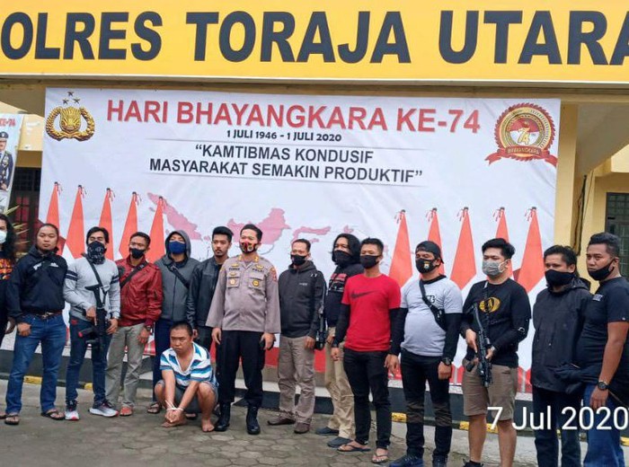 Polisi menangkap bandar judi sabung ayam yang melawan polisi saat arena judi dibubarkan (dok. Istimewa).