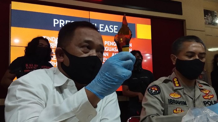 Polisi tunjukan pecahan botol yang digunakan tersangka untuk menyerang polisi.