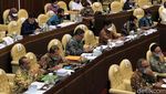 Potret Jajaran Kementan Pakai Kalung Antivirus saat Rapat di DPR