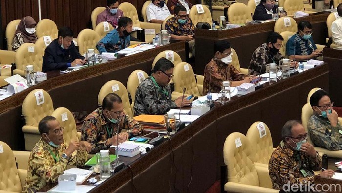 Jajaran Kementerian Pertanian mengikuti rapat kerja dengan Komisi IV DPR RI. Dalam kesempatan itu Mentan Syahrul Yasin Limpo memakai kalung antivirus Corona.