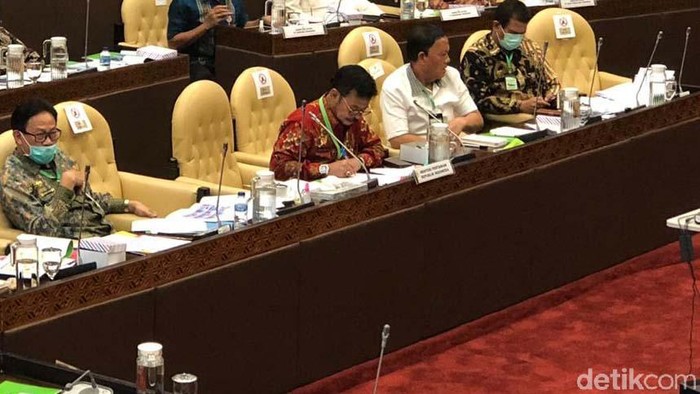 Jajaran Kementerian Pertanian mengikuti rapat kerja dengan Komisi IV DPR RI. Dalam kesempatan itu Mentan Syahrul Yasin Limpo memakai kalung antivirus Corona.