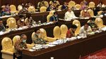 Potret Jajaran Kementan Pakai Kalung Antivirus saat Rapat di DPR