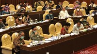 Dalam kesempatan yang sama, anggota Komisi IV Mindo Sianipar dari fraksi PDIP mempertanyakan kemampuan produk eucalyptus yang diklaim bisa membunuh virus Corona.