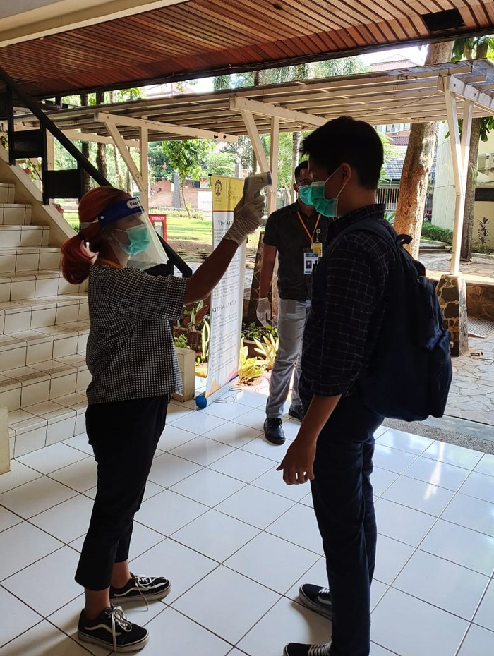Universitas Indonesia (UI) menjadi salah satu lokasi pelaksanaan Ujian Tulis Berbasis Komputer (UTBK). Universitas tersebut menerapkan protokol kesehatan dalam pelaksanaan ujian.