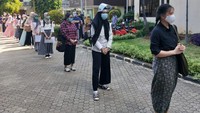 Physical distancing juga diterapkan untuk mencegah penyebaran COVID-19. Jadi para peserta harus menjaga jarak saat antre memasuki ruangan.