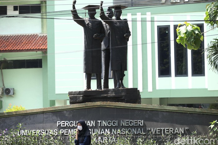Ujian tes berbasis komputer (UTBK) untuk masuk universitas digelar di UPN Veteran Jakarta. Tes tersebut digelar dengan menerapkan protokol kesehatan.