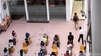 Para peserta pun diwajibkan untuk menerapkan physical distancing atau jaga jarak saat tengah menunggu giliran untuk mengikuti ujian.