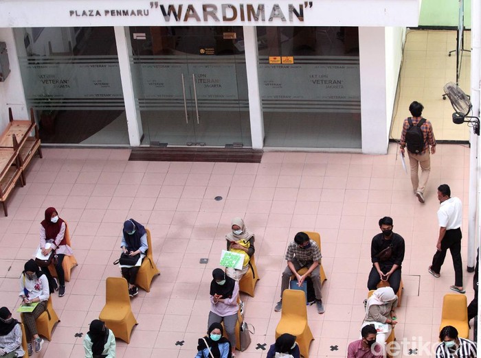 Ujian tes berbasis komputer (UTBK) untuk masuk universitas digelar di UPN Veteran Jakarta. Tes tersebut digelar dengan menerapkan protokol kesehatan.