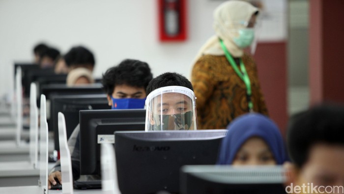 Ujian tes berbasis komputer (UTBK) untuk masuk universitas digelar di UPN Veteran Jakarta. Tes tersebut digelar dengan menerapkan protokol kesehatan.