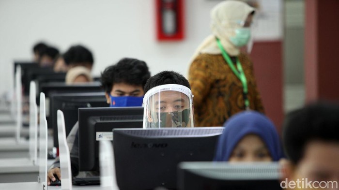 Ujian tes berbasis komputer (UTBK) untuk masuk universitas digelar di UPN Veteran Jakarta. Tes tersebut digelar dengan menerapkan protokol kesehatan.