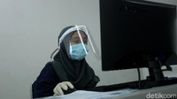 Proses ujian yang dibagi menjadi beberapa gelombang membuat para peserta diimbau untuk menggunakan masker serta sarung tangan saat tengah mengerjakan soal ujian masuk universitas tersebut. Hal itu dilakukan guna mengantisipasi penyebaran COVID-19.