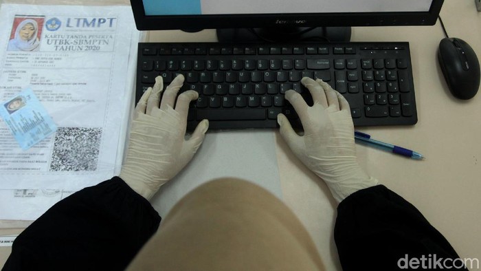 Potret Penerapan Protokol Kesehatan di UTBK UPN Saat New Normal Ujian tes berbasis komputer (UTBK) untuk masuk universitas digelar di UPN Veteran Jakarta. Tes tersebut digelar dengan menerapkan protokol kesehatan.