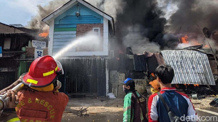 Potret Si Jago Merah Lahap Toko di Manggarai Sebuah toko di Jalan Minangkabau Barat, Manggarai, Jakarta Selatan, terbakar, Selasa (7/7). Asap hitam membumbung tinggi.