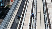 Progres kereta api ringan atau LRT Jabodebek Lintas Pelayanan II, Cawang-Kuningan-Dukuh atas kini telah mencapai 65,9%.