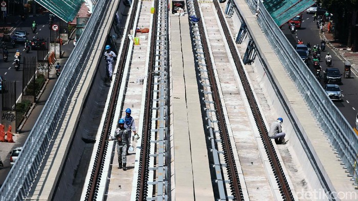 Sejumlah pekerja tengah menyelesaikan pengerjaan di lintasan kereta Light Rail Transit (LRT) Jabodebek di Jalan HR Rasuna Said, Jakarta, Selasa (7/7/2020).