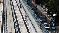 Untuk diketahui, pembangunan prasarana dan sarana LRT Jabodebek mencakup tiga lingkup pekerjaan. Di antaranya adalah pekerjaan jalur, pekerjaan stasiun, depo dan OCC, serta pekerjaan fasilitas operasi dan trackwork. Nilai pengerjaan proyek prasarana LRT Jabodebek tahap I ini mencapai Rp 22,8 triliun.