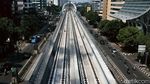 Sudah Dipasangi Rel, Begini Penampakan Proyek LRT di Kuningan