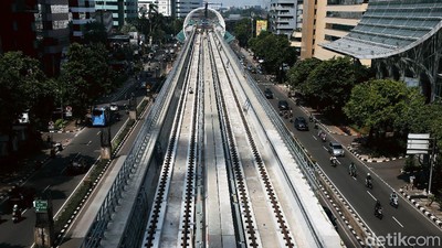 Sudah Dipasangi Rel, Begini Penampakan Proyek LRT di Kuningan
