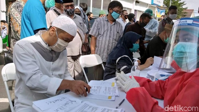 Ratusan orang menjalani rapid test terkait kunjungan kerja Wapres Maruf Amin