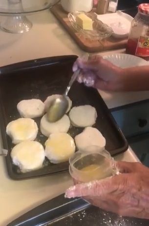 Nenek 77 Tahun Bagikan Resep Biskuit Kuno