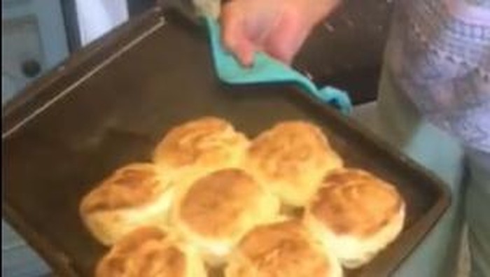 Nenek 77 Tahun Bagikan Resep Biskuit Kuno