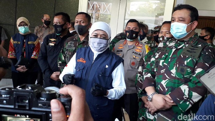 Gubernur Jawa Timur Khofifah Indar Parawansa bersama Pangkogabwilhan II Marsdya TNI Imran Baidirus, meluncurkan aplikasi sistem rujukan satu pintu di RS Darurat COVID-19 Jatim. Atau yang disebut dengan One Gate Referral System.