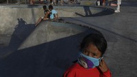 Meskipun ramai, penerapan protokol kesehatan di area publik ini tetap dilakukan. Seperti menggunakan masker.