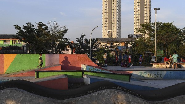 Taman Kalijodo ini berada di Tambora, Jakarta Barat. Taman ini dinobatkan sebagai skate park terbesar di Jakarta. Banyak kegiatan yang bisa dilakukan, misalnya bermain skateboard. Wahyu Putro/Antara Foto