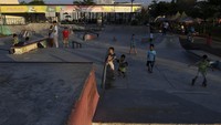 PascaPemprov DKI Jakarta membuka kembali sejumlah RTH di DKI Jakarta setelah ditutup akibat COVID-19, warga tampak antusias menikmati sore dan bermain di area skateboard Kalijodo. 