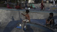 Seorang warga bermain skateboard di ruang terbuka hijau (RTH) Kalijodo, Jakarta, Selasa (7/7/2020). 