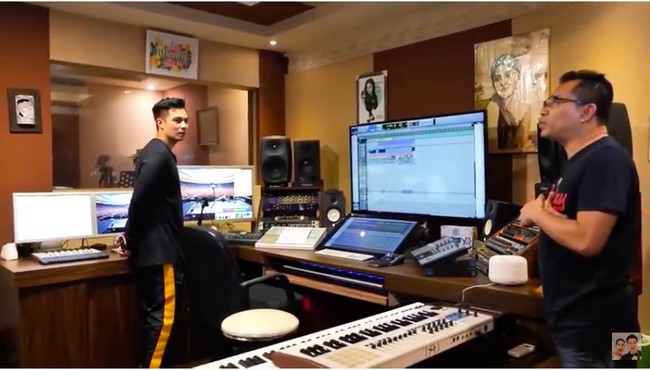 Sebagai musisi, Anang sangat menyukai ruangan yang satu ini. Apalagi kalau bukan studio rekamannya yang dilengkapi teknologi canggih. (Foto: YouTube/Baim Paula)