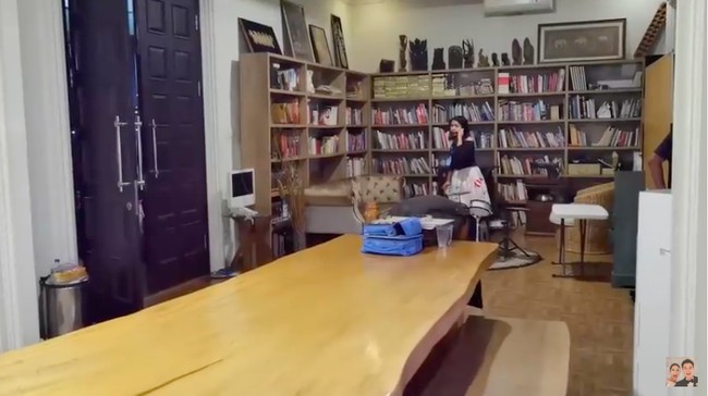 Anang dan Ashanty memanfaatkan salah satu sudut rumahnya menjadi sebuah perpustakaan mini. (Foto: YouTube/Baim Paula)