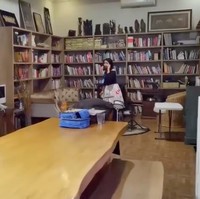 Anang dan Ashanty memanfaatkan salah satu sudut rumahnya menjadi sebuah perpustakaan mini. (Foto: YouTube/Baim Paula)