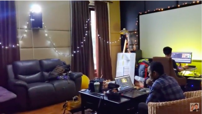 Di rumah ini juga terdapat sebuah ruangan yang awalnya dibuat sebagai bioskop kecil. Namun, kata Anang, ruangan tersebut kini beralih fungsi menjadi ruang editing untuk video YouTube keluarganya. (Foto: YouTube/Baim Paula)