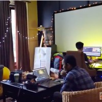 Di rumah ini juga terdapat sebuah ruangan yang awalnya dibuat sebagai bioskop kecil. Namun, kata Anang, ruangan tersebut kini beralih fungsi menjadi ruang editing untuk video YouTube keluarganya. (Foto: YouTube/Baim Paula)