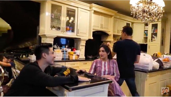 Dapur didominasi warna putih sehingga tampak bersih. Mengadopsi gaya western, dapur dilengkapi sebuah island atau meja tengah. (Foto: YouTube/Baim Paula)