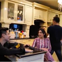 Dapur didominasi warna putih sehingga tampak bersih. Mengadopsi gaya western, dapur dilengkapi sebuah island atau meja tengah. (Foto: YouTube/Baim Paula)