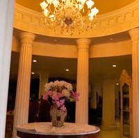 Di balik pintu utama, terdapat sebuah foyer yang dikelilingi beberapa pilar. Sebuah lampu gantung semakin mempertegas atmosfer kemegahan rumah. (Foto: YouTube/Baim Paula)