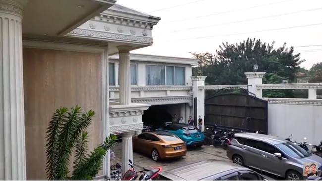 Anang menjelaskan, rumah tersebut berdiri di atas tanah seluas 2.000 meter persegi. Saking luasnya, lahan masih bisa memuat hingga 100 mobil. (Foto: YouTube/Baim Paula)