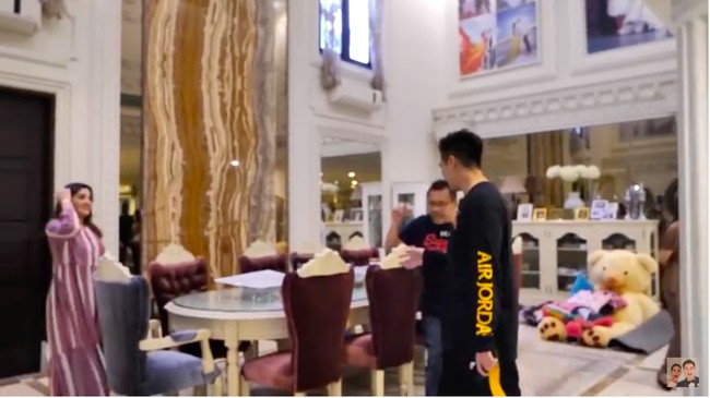 Tepat di sebelah ruang keluarga, terdapat ruang makan. Sebuah meja panjang dengan bangku velvet menjadi andalan keluarga Anang Hermansyah saat makan bersama. (Foto: YouTube/Baim Paula)