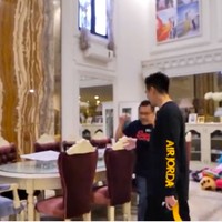 Tepat di sebelah ruang keluarga, terdapat ruang makan. Sebuah meja panjang dengan bangku velvet menjadi andalan keluarga Anang Hermansyah saat makan bersama. (Foto: YouTube/Baim Paula)