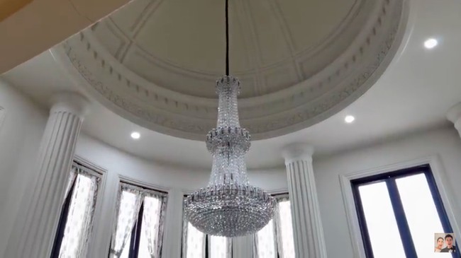 Di atasnya, terdapat kubah besar nan megah. Menariknya, kubah tersebut dihiasi ukiran ayat suci Alquran. (Foto: YouTube/Baim Paula)