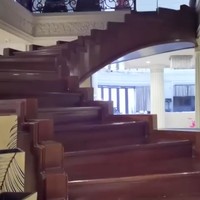 Salah satu keunikan di rumah ini adalah tangga kayu tanpa pegangan dengan warna coklatnya yang kontras. (Foto: YouTube/Baim Paula)