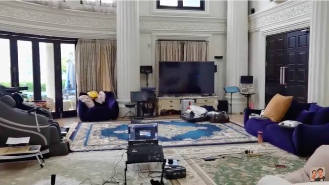 Ruang keluarga tampak lapang di bawah langit-langit tinggi. Di sinilah, keluarga Anang bersantai sambil menonton TV. (Foto: YouTube/Baim Paula)