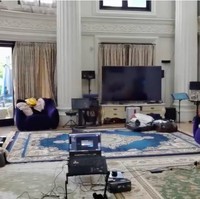 Ruang keluarga tampak lapang di bawah langit-langit tinggi. Di sinilah, keluarga Anang bersantai sambil menonton TV. (Foto: YouTube/Baim Paula)