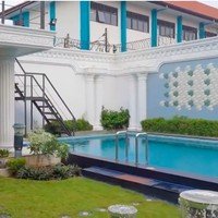 Halaman belakang dilengkapi sebuah taman yang cukup luas dan sebuah kolam renang. (Foto: YouTube/Baim Paula)