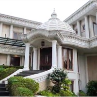 Sebelum rumah tersebut laku, Baim Wong sempat berkunjung dan mengabadikannya dalam sebuah video yang diunggah di  YouTube Baim Paula. Anang Hermansyah dan Ashanty menyambut kehadiran Baim dan mengajaknya melihat isi rumah tersebut. Tampak depan, rumah terlihat megah bak istana dengan desain klasik. (Foto: YouTube/Baim Paula)