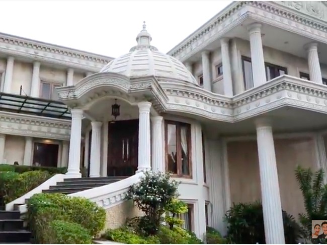 Sebelum rumah tersebut laku, Baim Wong sempat berkunjung dan mengabadikannya dalam sebuah video yang diunggah di  YouTube Baim Paula. Anang Hermansyah dan Ashanty menyambut kehadiran Baim dan mengajaknya melihat isi rumah tersebut. Tampak depan, rumah terlihat megah bak istana dengan desain klasik. (Foto: YouTube/Baim Paula)