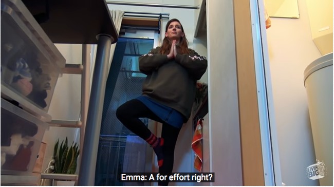 Meski mungil, keuntungan dari apartemen ini adalah memiliki langit-langit yang tinggi sehingga terkesan luas. Emma bahkan bisa memanfaatkan area super kecil di apartemennya ini untuk berolahraga yoga. Foto: Dok. livingbiginatinyhouse.com